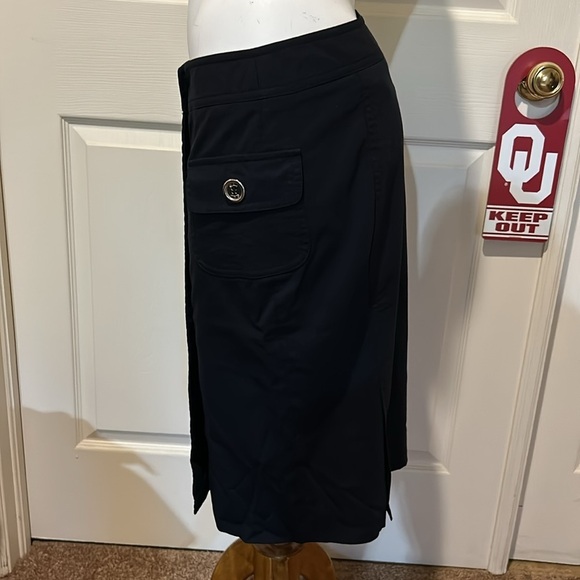 Burberry Knee Length Wrap Skirt. Size 6 - Picture 4 of 13